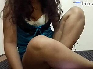 Hot Indian Bhabhi Shows Her Huge Fat Ass And Pussy