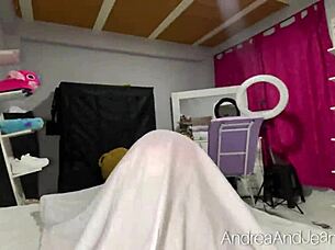 mi madrastra me sorprende y terminamos compartiendo la cama