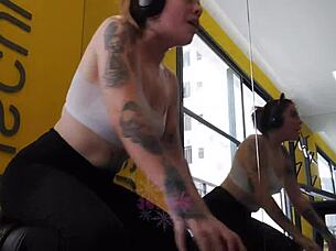 i see naughty blonde showin off at the gym