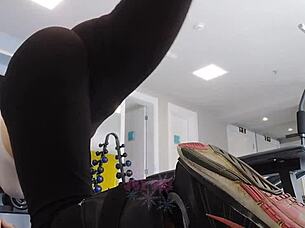 i see naughty blonde showin off at the gym