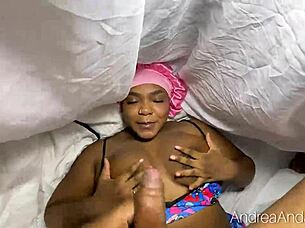 mi madrastra me sorprende y terminamos compartiendo la cama