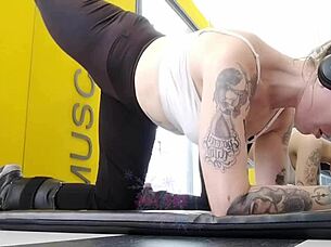 i see naughty blonde showin off at the gym