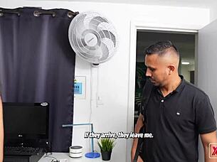 embarazada colombiana es descubierta y follada mientras la espian