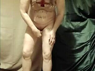 Esclave f primus exhibits in the city with masturbation and dildo