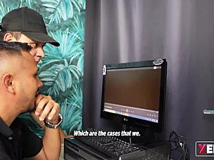 embarazada colombiana es descubierta y follada mientras la espian