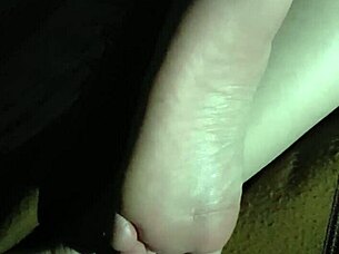 does my girlfriend's feet get cumshot in this video?