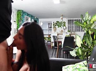 embarazada colombiana es descubierta y follada mientras la espian