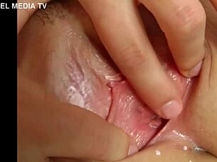 Babe Eropa Alami Masturbasi Sendiri, Squirt Susu di Sesi Speculum