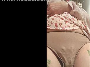 Esclave f primus exhibits in the city with masturbation and dildo