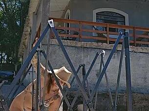 montando uma tenda na chácara usando um body socado no rabo