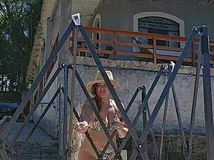 montando uma tenda na chácara usando um body socado no rabo