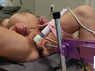 لعبة عملاقة في كس مبلل 😍