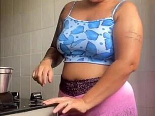 Estou louca pra mostrar minha buceta inchada