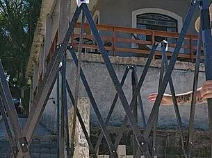 montando uma tenda na chácara usando um body socado no rabo