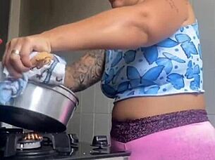 Estou louca pra mostrar minha buceta inchada