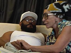 Požudna 77-godišnja tetovirana baba dobija BBC jebanje u dupe