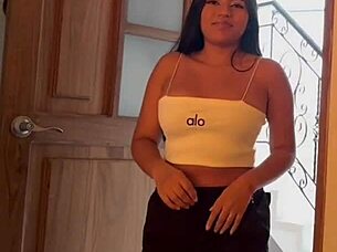 esta chica me masturba con sus pies 😏