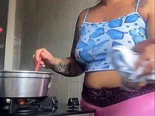 Estou louca pra mostrar minha buceta inchada