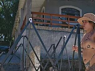 montando uma tenda na chácara usando um body socado no rabo