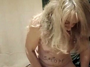 Ranskalainen orja tekee soolo-sessiota ketjuilla ja puristimilla