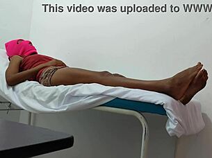 Lékař dává speciální pozornost a smyslnou masáž pacientce!