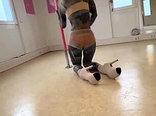 Is Anuskatzz's pole dance exotic enough?