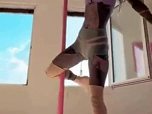 Is Anuskatzz's pole dance exotic enough?