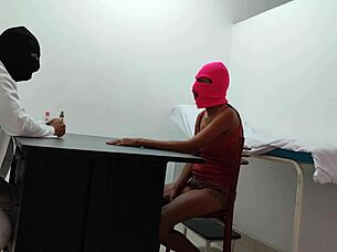 Lékař dává speciální pozornost a smyslnou masáž pacientce!