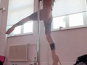 Is Anuskatzz's pole dance exotic enough?