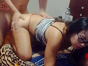 Hermosa Peruana En Cuatro Por El Ano Con Leche En La Cara