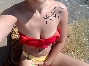 hot blondy masturbates on the beach 😏