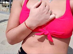 hot blondy masturbates on the beach 😏