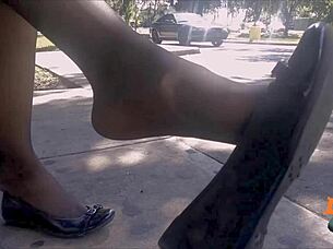 Kengäleikki sukkahousuissa ja loafersissa