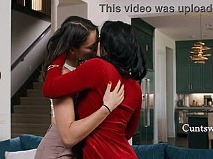 Cute Teen Lesbian Licks Pussy to Orgasm