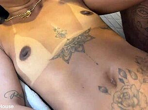 I caught her watching porn and she gave her pussy to my friends