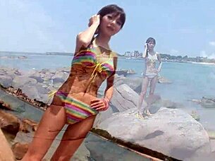 Zayıf Japon kız plajda fotoğraf çekimi yapmaktan zevk alıyor.