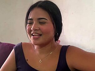 Mi hermanastra llega de viaje, me gusta su belleza ahora con tatuajes.