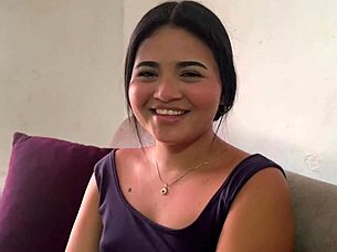 Mi hermanastra llega de viaje, me gusta su belleza ahora con tatuajes.