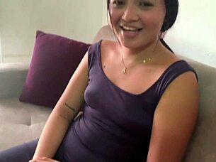 Mi hermanastra llega de viaje, me gusta su belleza ahora con tatuajes.