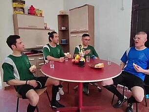 Time de futebol bota a putinha pra chupar o time todo!