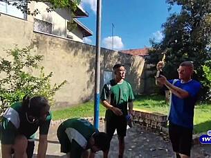 Time de futebol bota a putinha pra chupar o time todo!