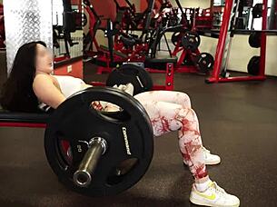 at the gym, i picked up a queen of ass during workout, lied about being a photographer, and had hot sex