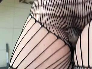 تمرين فتيش مع ربة منزل في شبكات سمك