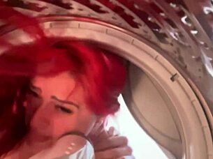 Ela ficou presa na máquina de lavar e eu aproveitei para foder sua buceta molhada