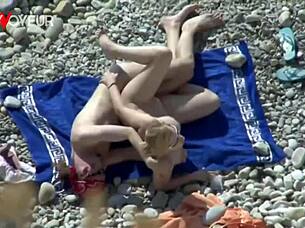 Beach Voyeur Spots Juicy Ass Girl Getting Creampied?