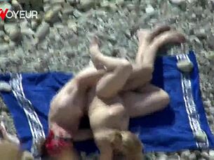 Beach Voyeur Spots Juicy Ass Girl Getting Creampied?