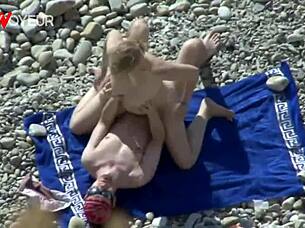 Beach Voyeur Spots Juicy Ass Girl Getting Creampied?