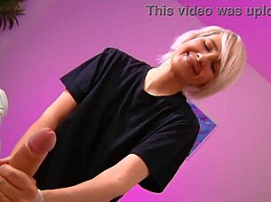 Roomate girl handjob, can you believe the cumshot?