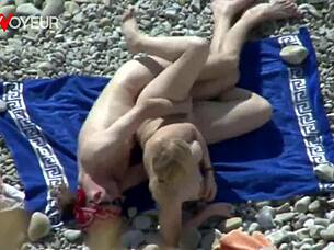 Beach Voyeur Spots Juicy Ass Girl Getting Creampied?