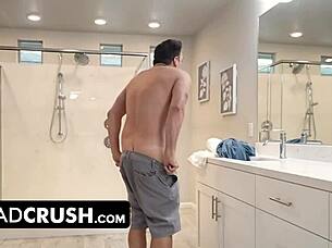 Junge blonde Teen titty-fuckt Stiefvaters großen Schwanz im vollen Film